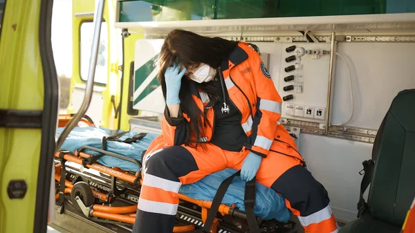 Exhausted female paramedic in face mask makes face palm — Stock Photo, Image