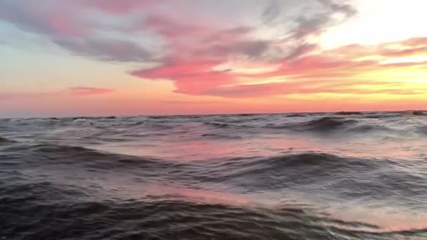 Incríveis ondas grandes em vista cênica durante o pôr do sol vívido — Vídeo de Stock