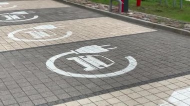 Yepyeni: Elektrikli araba park yerindeki kaldırım levhalarında şarj oluyor.