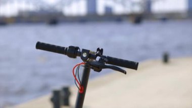 Nehir yakınındaki gezinti alanında elektrikli scooter kulpu