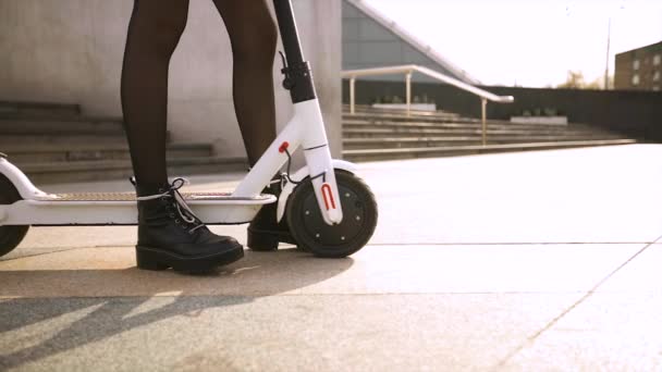Електричний скутер обертається переднє колесо на місці — стокове відео