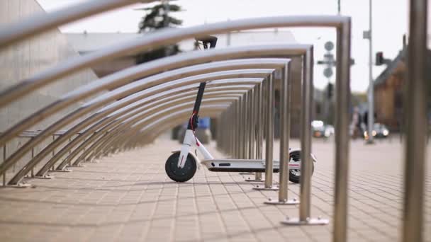 单车停车场停放的电单车 — 图库视频影像
