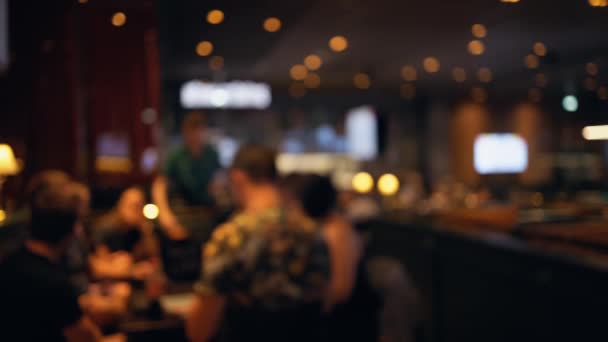 Официант принимает заказ в баре, который открыт после пандемии коронавируса — стоковое видео