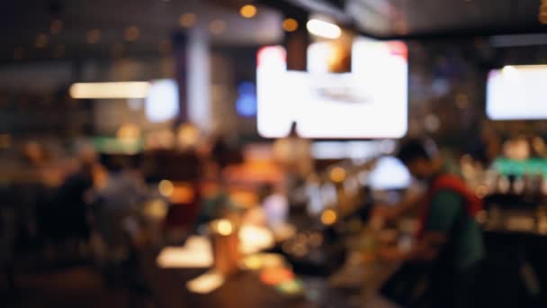 Sfocato: Il barista serve birra in un bar o pub affollato — Video Stock