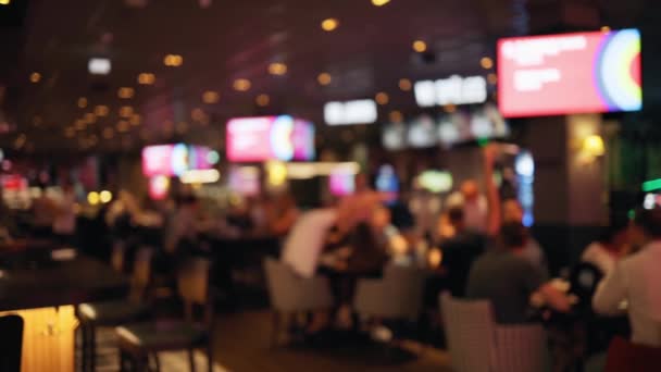 Лишенная концентрации группа людей, раздающая ответы во время игры в баре-викторине в пабе — стоковое видео