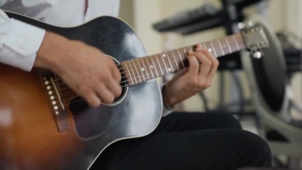 Mano masculina: Hombre tocando la guitarra en concierto de fiesta privada — Vídeos de Stock