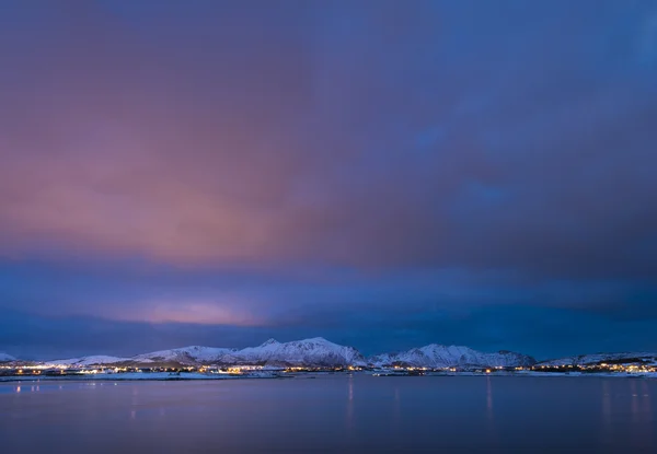 Pôr-do-sol sobre as ilhas lofoten — Fotografia de Stock