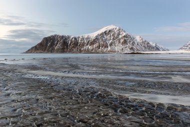 Kışın Skagsanden sahilde Lofoten Adaları