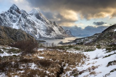 Mistik akşam peyzaj Lofoten Adaları