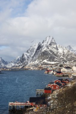 Kış manzara küçük balıkçı limanı Reine Lofoten Adaları,