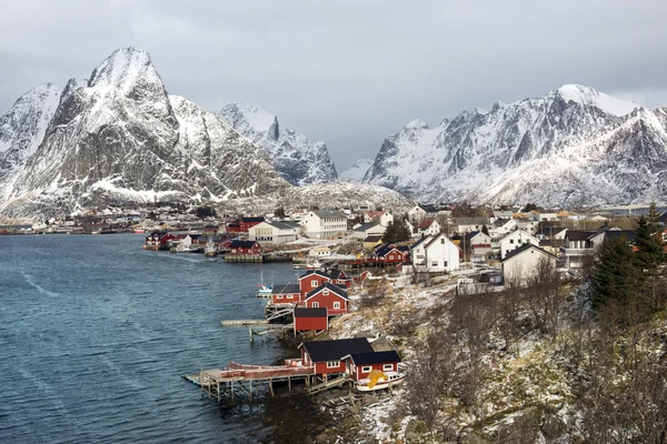 Winterlandschap van kleine vissershaven Reine op de Lofoten eilanden, — Stockfoto