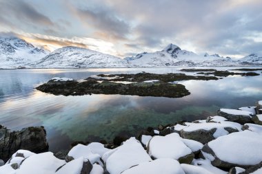 Kış saati sırasında gün batımına Lofoten Adaları