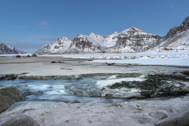Kışın Skagsanden sahilde Lofoten Adaları