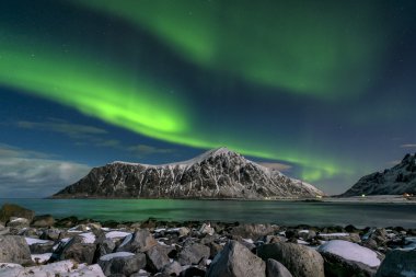 Aurora borealis Skagsanden beach Lofoten Islands üzerinde, 