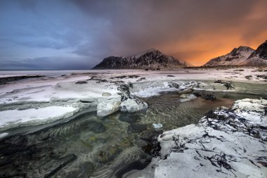Lofoten adalar üzerinde kışın Skagsanden Beach üzerinde Sundown