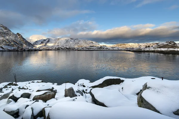 Δύση του ηλίου πάνω από νησιά Lofoten κατά τη διάρκεια του χειμώνα — Φωτογραφία Αρχείου