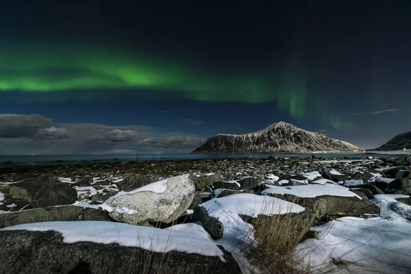 Norrsken över Skagsanden beach på Lofoten öarna, — Stockfoto