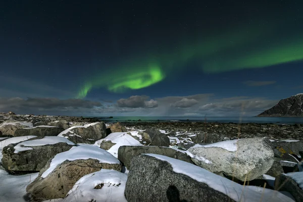 Aurora boreal fica sobre a praia de Skagsanden nas ilhas Lofoten , — Fotografia de Stock