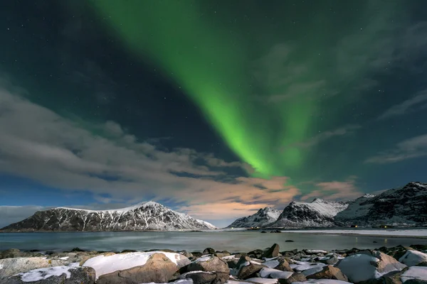 Polární záře nad Skagsanden pláže na ostrovech Lofoty, — Stock fotografie