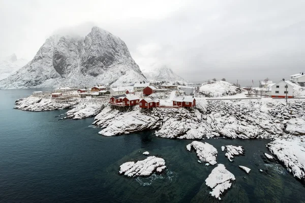 Red fishing hut (rorbu) on the Hamnoy island in winter, Reine, L — Stock Photo, Image