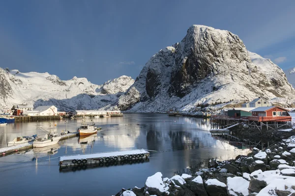 Kleine vissershaven op Hamnoy eiland in de winter, Lofote — Stockfoto