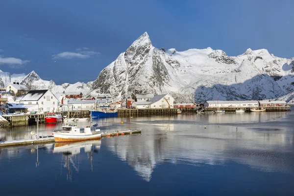 Kleine vissershaven op Hamnoy eiland in de winter, Lofote — Stockfoto