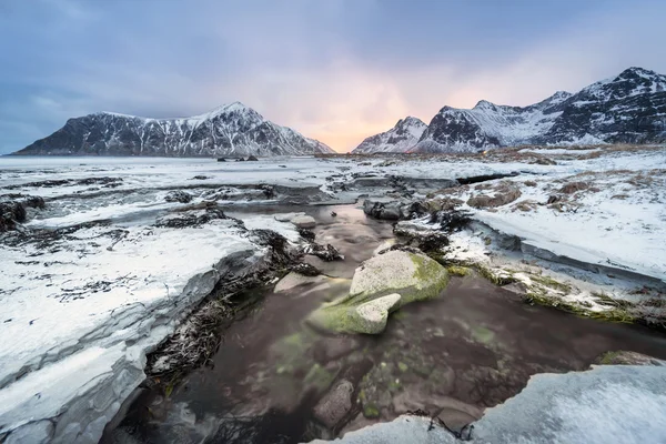 Skagsanden strand télen a Lofoten-szigetek — Stock Fotó