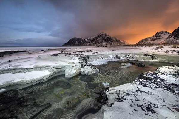 Lofoten adalar üzerinde kışın Skagsanden Beach üzerinde Sundown