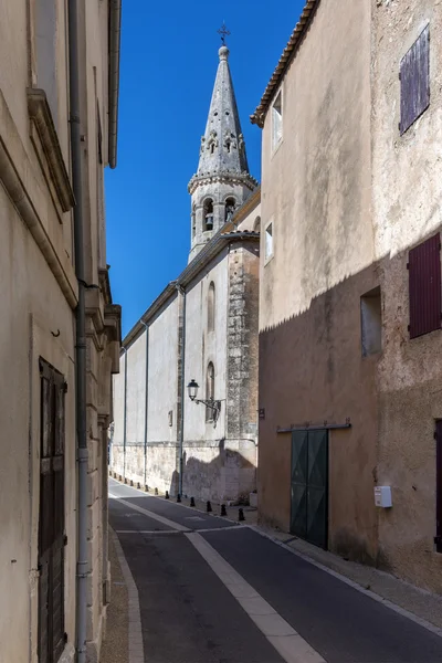 Saint-Saturnin-les-Apt (France) with church tower in background. — Stock Photo, Image