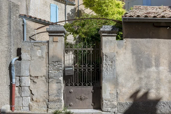 Brána v malé středověké vesnici, Provence — Stock fotografie