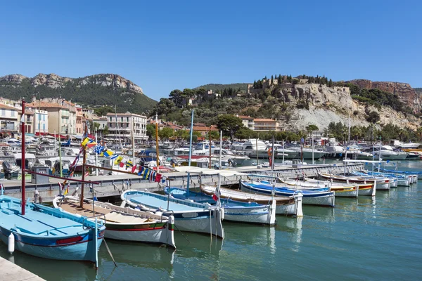 Fila di barche tradizionali a Cassis, Francia — Foto Stock