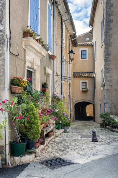 Narrow street in in Saint-Saturnin-les-Apt village — Stock Photo, Image