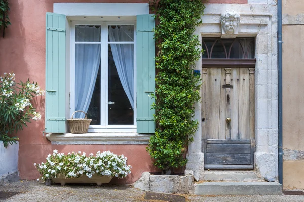 Casa típica en Saint-Saturnin-les-Apt, Francia . —  Fotos de Stock