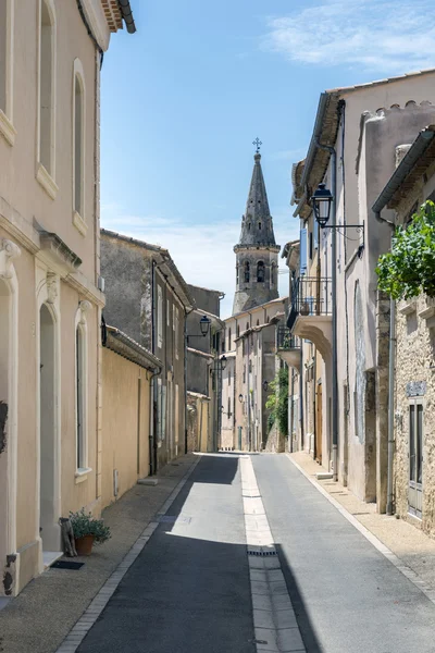 Wąska ulica w mieście centrum Saint-Saturnin-les-Apt, mały — Zdjęcie stockowe