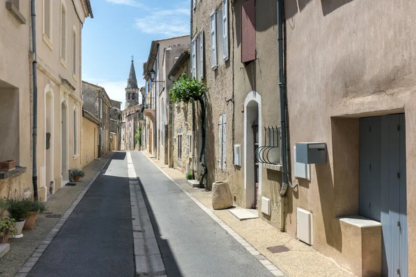 Calle estrecha en el centro de la ciudad de Saint-Saturnin-les-Apt, un pequeño —  Fotos de Stock