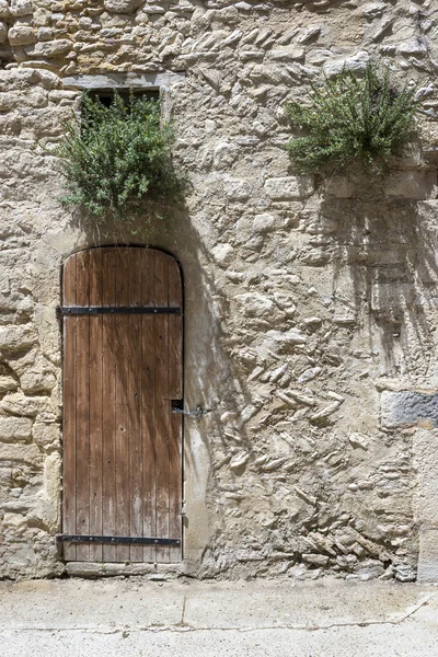 Vieilles portes en bois à Saint-Saturnin-les-Apt — Photo