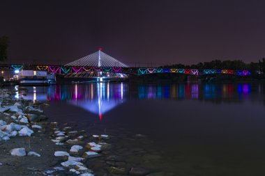 Gece Swietokrzystki köprüyü Varşova, Polonya