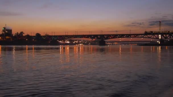 Puente Swietokrzystki por la noche en Varsovia, Polonia — Vídeos de Stock