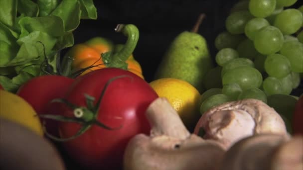 Барвиста суміш фруктів та овочів — стокове відео