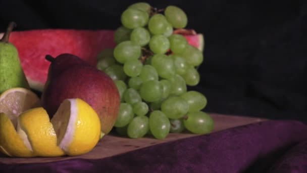 Stilleven met vruchten op hout — Stockvideo