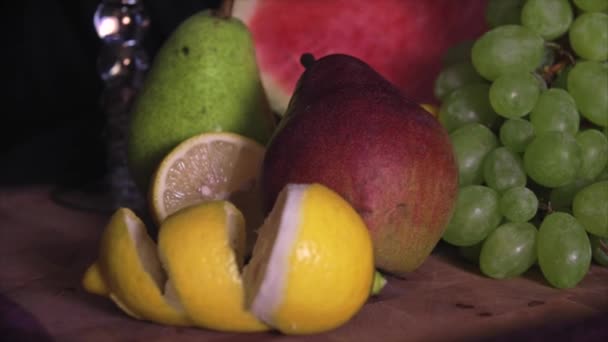 Bodegón con frutas sobre madera — Vídeos de Stock