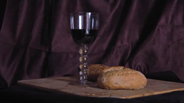 Bicchiere di vino rosso e pane natura morta — Video Stock