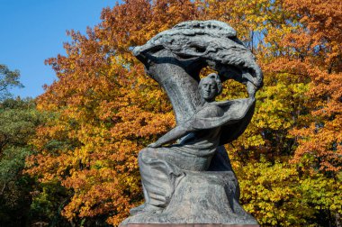 Polonyalı piyanist Frederic Chopin 'in Lazienki Park, Warszawa, Polonya' daki sonbahar dönemi anıtı. Anıt Waclaw Szymanowski ve Oskar Sosnowski tarafından 1926 yılında tasarlanmıştır..