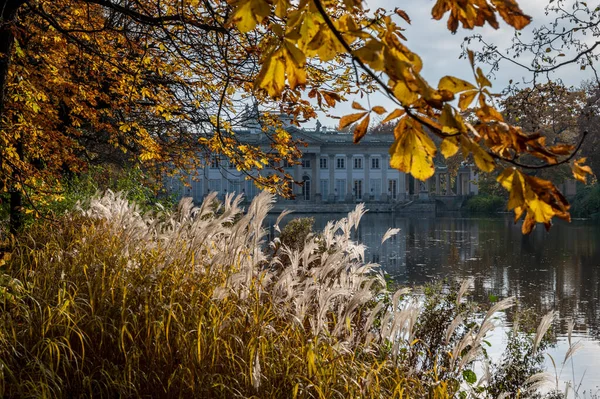 Palácio Real Sobre Água Parque Lazienki Varsóvia Durante Tarde Outono — Fotografia de Stock