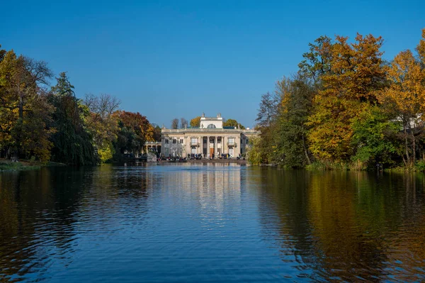 Palácio Real Sobre Água Parque Lazienki Varsóvia Durante Tarde Outono — Fotografia de Stock