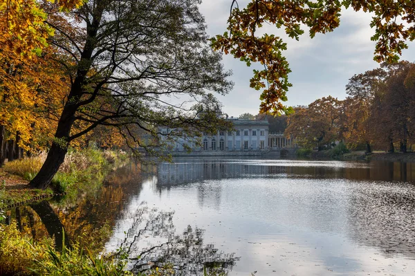 Королевский Дворец Воде Парке Лазенки Варшава Осенью — стоковое фото