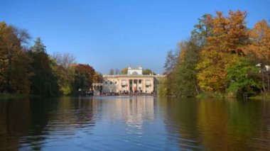 WARsaw, POLAND - 25 Ekim 2020: Lazienki Parkı 'ndaki Kraliyet Sarayı, sonbahar öğleden sonrası. Lazienki parkı Varşova 'daki en büyük parktır..