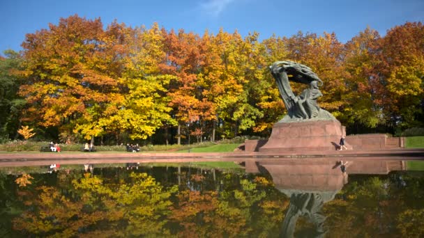 Warsaw Poland October 2020 People Relaxing Frederic Chopin Monument Lazienki — Stock Video