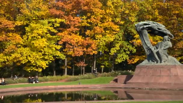 Warsaw Poland October 2020 People Relaxing Frederic Chopin Monument Lazienki — Stock Video