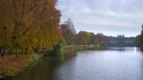 ワルシャワ ポーランド 2020年10月25日 秋の午後にラツィエンキ公園の水の上の王宮 ラツィエンキ公園はワルシャワ最大の公園です — ストック動画